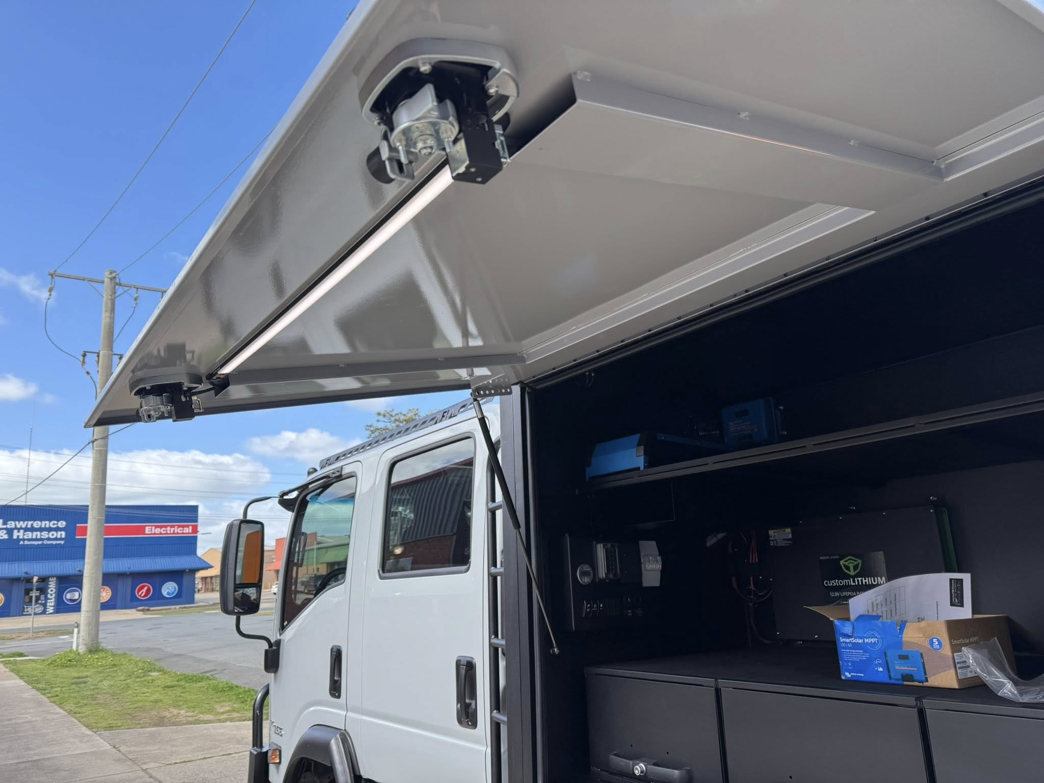 UHF CB radio installation touring ute Shepparton
